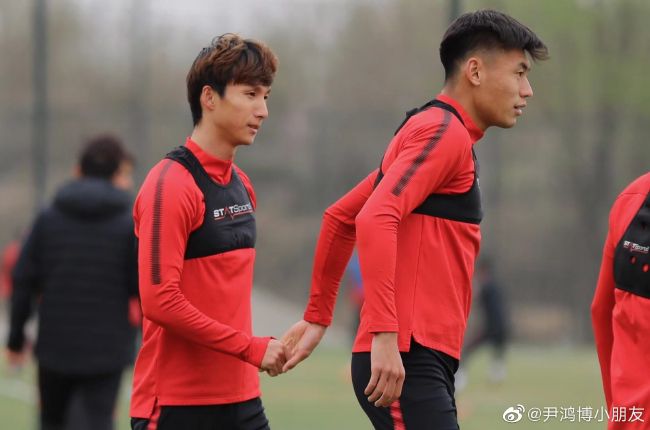 合同很快便拟定完成，叶辰和魏亮一同签署了合同。